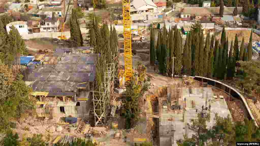 А далее, ближе к морю, – еще одна. На паспорте объекта указано, что это ведется реконструкция пансионата «Геолог», в результате которой к концу 2023 года появятся «с нуля» семь-восемь многоэтажных корпусов. Земли пансионата граничат с заповедным урочищем