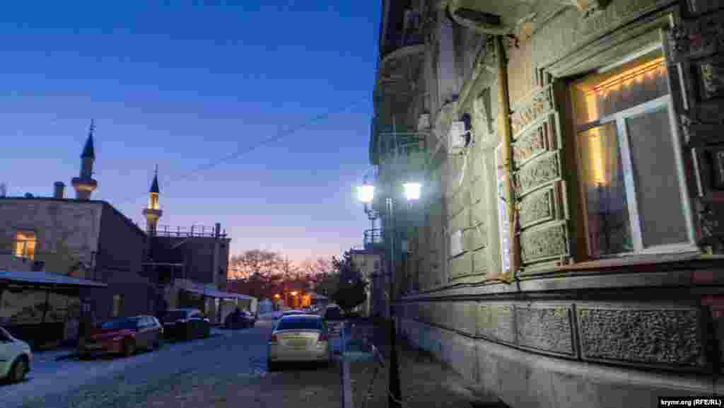 Летний переулок – кратчайший путь от мечети Хан-Джами до Свято-Николаевского собора