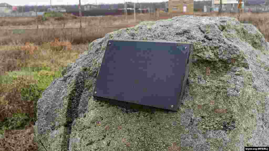 Справа от дороги – дачный массив и одновременно южный пригород. На камне посредине одного из незастроенных земельных участков массива прикреплена мемориальная табличка. На ней указано, что на этом месте находится средневековое захоронение крымских татар, жителей селения Акташ, уходящее своими корнями в эпоху киммерийцев