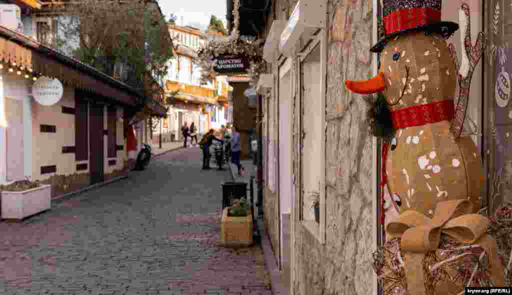 «Снеговик» из мешковины на улице Чехова