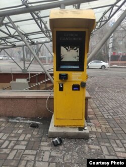 Розбитий банкомат в Алмати