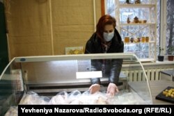 Ветеранка війни на Донбасі Юлія Матвієнко показує птахів, яких вирощує на своїй родинній фермі