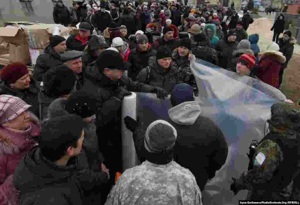 На допомогу постраждалим прийшли волонтери та рятувальники, військові та гуманітарні організації, медики та поліція, підприємства, міська влада та звичайні жителі. Плівка для вікон, теплий одяг, продукти та медикаменти роздавали на швидко споруджених пунктах допомоги.