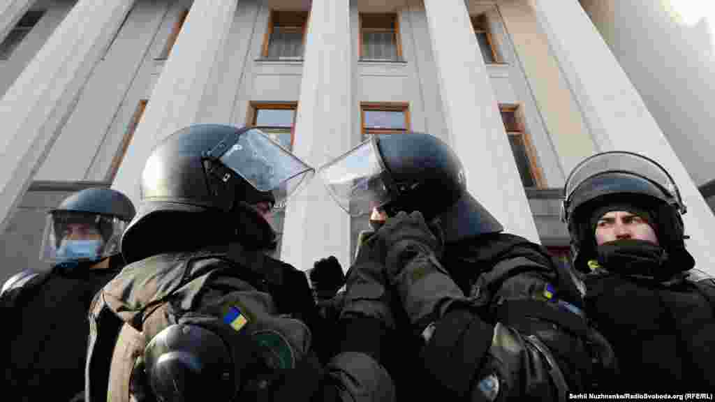 На фото: бійці Нацгвардії одягають шоломи