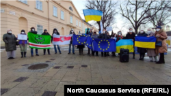 Загалом на акції зібралося близько ста осіб – члени української, грузинської, білоруської, чеченської та інших діаспор