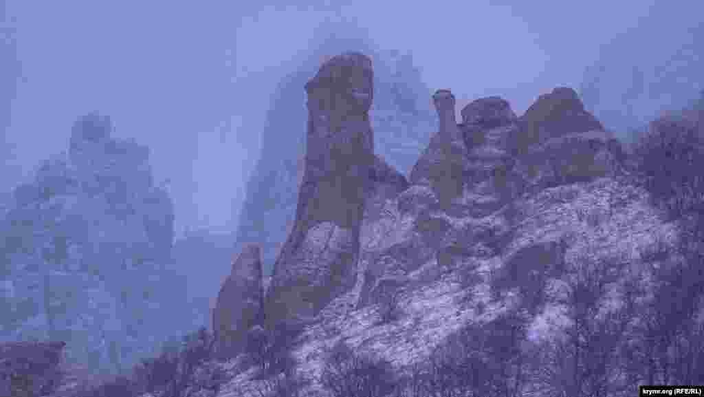 «Долиной привидений» называют конгломераты Южной Демерджи скал позднеюрского периода на площади 20 гектаров. Это название появилось еще в конце 19-го века