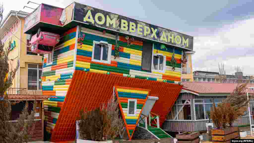 Современная «перевернутая» архитектура в пляжной зоне Феодосии