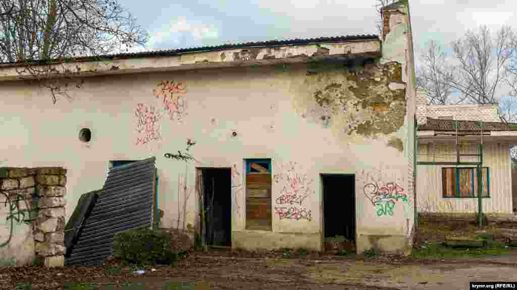 На разгромленной проходной птицефабрики. В 2016 году крымские медиа сообщали, что Крымская торгово-промышленная компания (она принадлежит жене экс-депутата Верховной Рады Украины «регионала» Олега Царева) приступит к реконструкции «Южной» на основании подписанного с Совмином Крыма инвестсоглашения, которое действует до 2065 года. При этом указывалась сумма инвестиций 3,2 миллиарда рублей