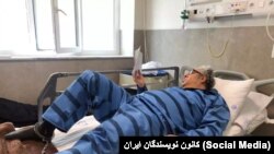 Відомий іранський письменник Бакташ Абтін прикований наручниками до лікарняного ліжка після госпіталіації