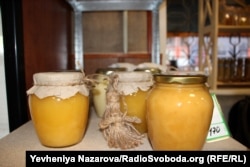 Крафтова продукція на поличках магазину