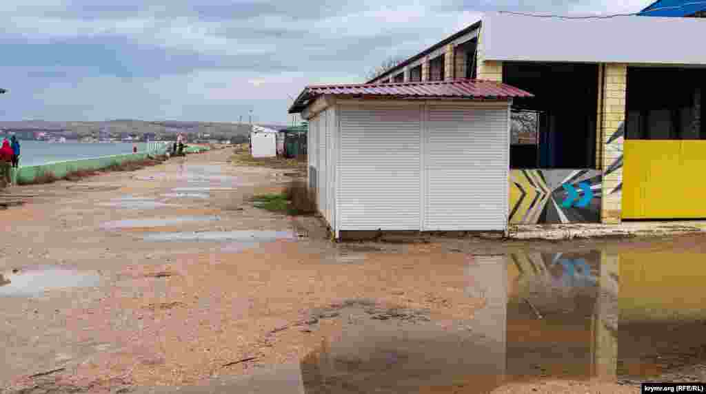 Затопленная зимними дождями городская набережная возле бара «Релакс»