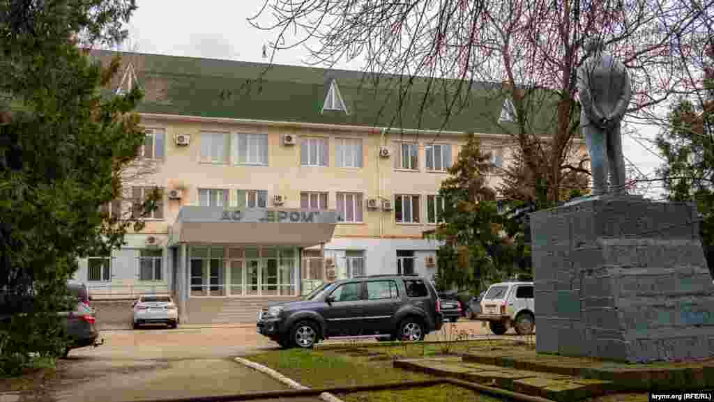 Севернее от содового завода находится другое главное бюджетообразующее предприятие Красноперекопска – АО «Бром». После 2014 года держатель его реестра – ЗАО «Финансовая компания «Ваш выбор», которая не раскрывает состав акционеров