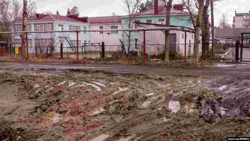 У тыльной стороны детского сада «Колобок» 