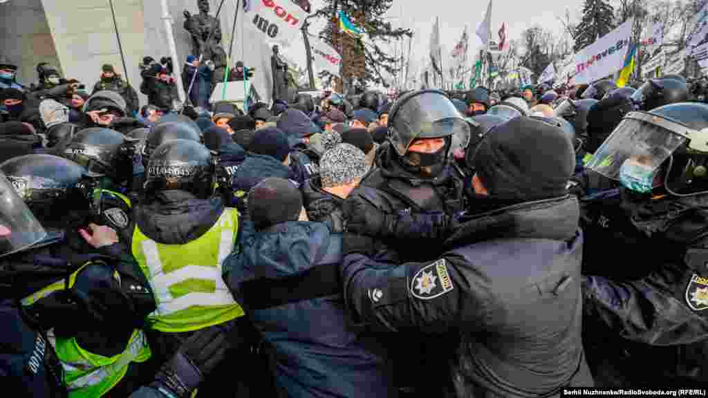 За повідомленнням кореспондента Радіо Свобода, який перебував на місці події, сутички під Радою тривали близько 1,5 години 