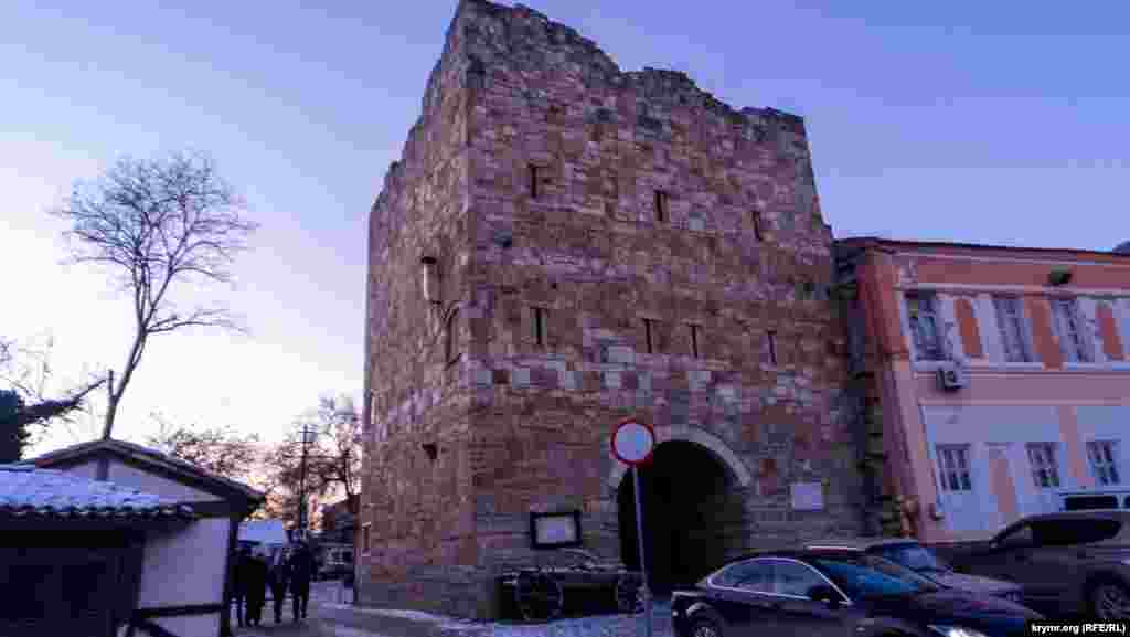 Маршрут с востока начинается с Гезлевские ворот, или Одун-базар-капусы (с крымскотатарского – «ворота Дровяного базара»).Ворота входили в часть средневековых оборонительных сооружений города Гезлева. Свое название получили из-за того, что у ворот проходили базары, где торговали черепицей и дровами – самыми востребованными хозтоварами того времени