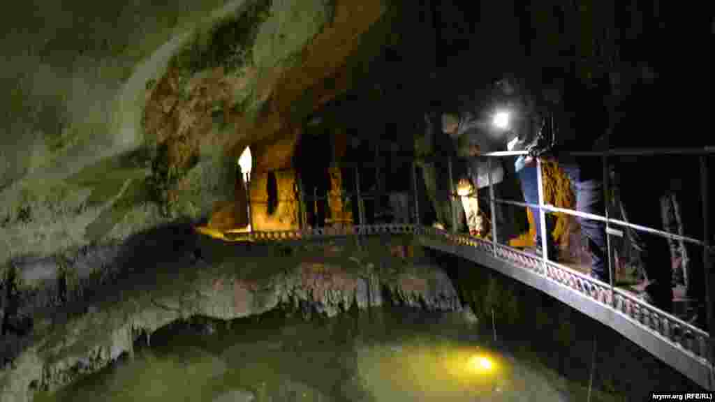 Небольшое подземное озеро имеет глубину около пяти метров, пресная вода в нем кристально чистая. В пещере держится постоянная температура воды и воздуха – круглый год около +5 градусов Цельсия