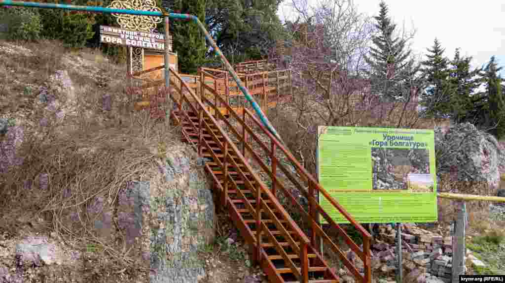 Обустроенный подъем на заповедную гору с улицы Виноградная. Статус памятника природы для Гурзуфской горки долгие годы добивались местые «зеленые» активисты, протестуя против интенсивной застройки ее окрестностей после ухода оттуда воинской части