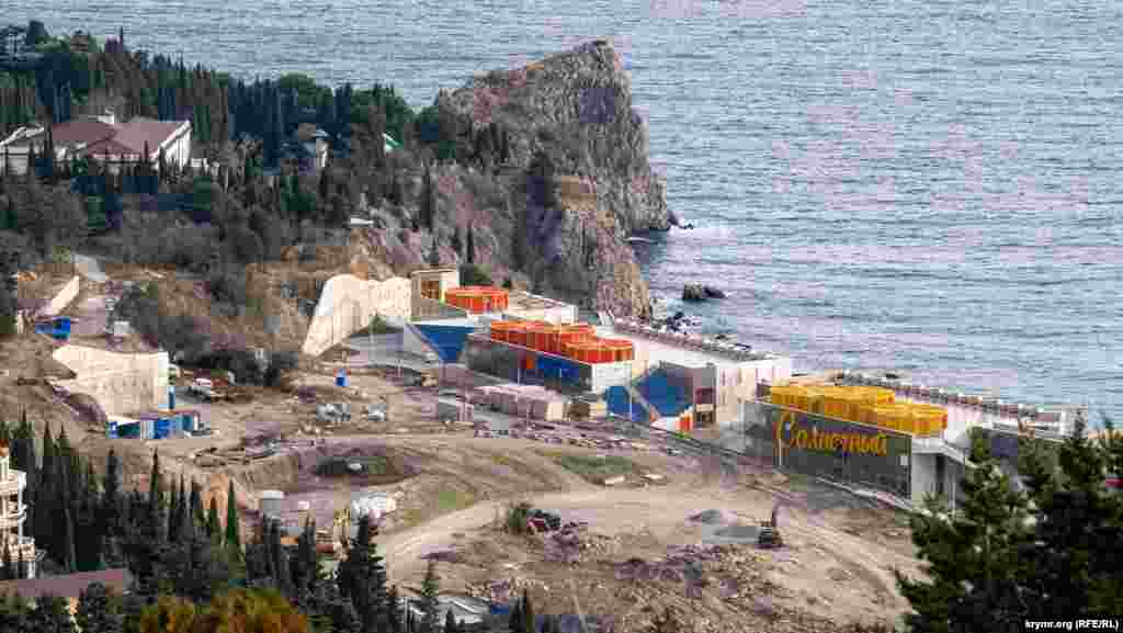 По-прежнему строительная техника остается и на территории лагеря «Солнечный» – подразделения детского центра «Артек». Именно в этом месте до 2016 года жители и гости Гурзуфа могли свободно пройти на популярный пляж Гуровские камни, который теперь тоже в ведении «Артека»