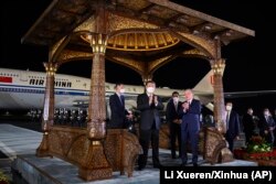 Президент Узбекистану Шавкат Мірзійоєв (праворуч) зустрічає президента Китаю Сі Цзіньпіна в аеропорту Самарканда у вересні 2022 року