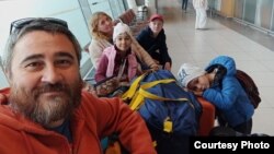 Раушан Валиуллин с семьей в аэропорту