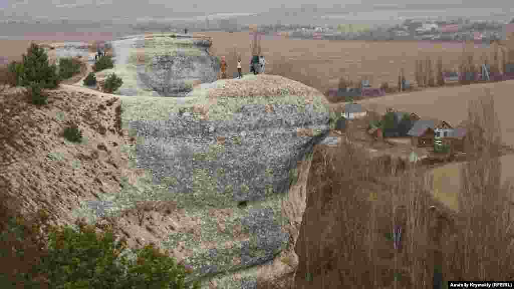 Под горой продолжает функционировать скансен (музей под открытым небом) «Славянская деревня». До 2014 музей назывался «Рідне село»