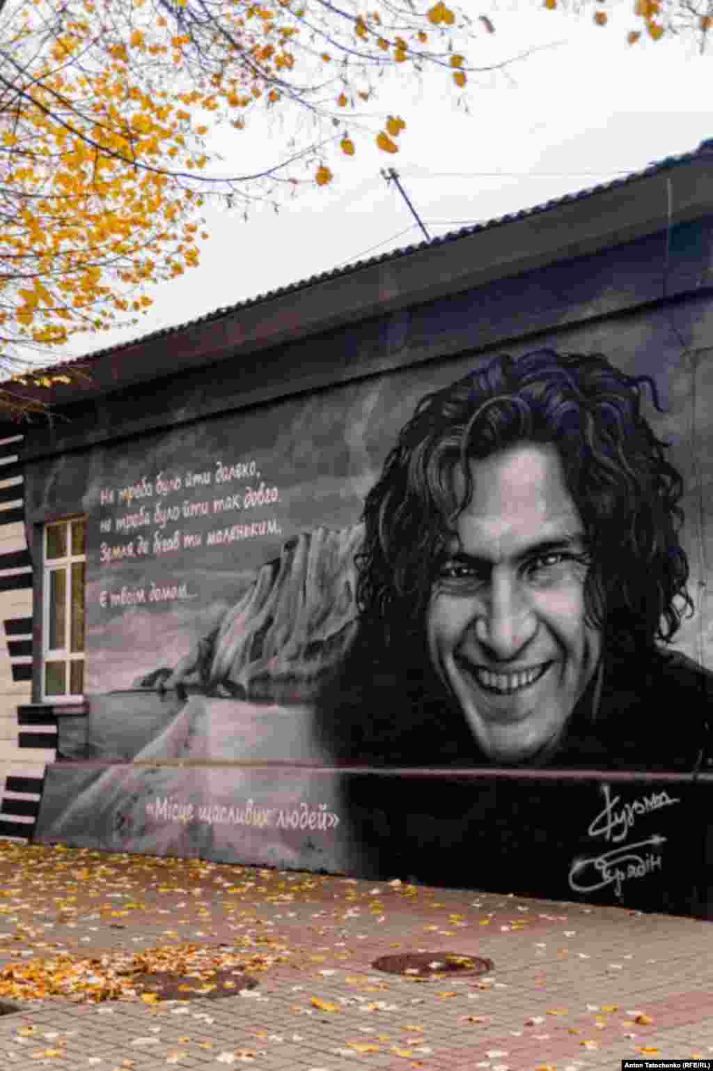 Мурал із портретом Кузьми Скрябіна на тлі круч Станіслава. Малюнок виконали художники з київської арт-студії Mural Market. Мурал виконаний на фасаді будинку художньої творчості, колишнього будинку родини Фальц-Фейнів на вулиці Суворова. 