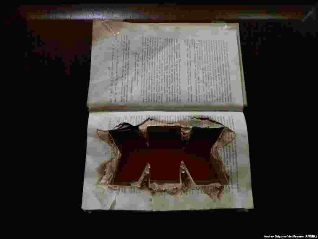 А это креатив одного из чебоксарских питейных заведений. Любителям чтения книг — а мы все знаем то главное  место, где этим можно насладиться в тиши и уединении — креатив не понравился. Ну что за жестокое обращение с книгами?! Так украшен вход в женскую кабинку, а на следующем фото будет оформление двери мужской уборной. 