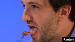 Джош Шонвальд куштує перше «пробіркове м’ясо» у Лондоні