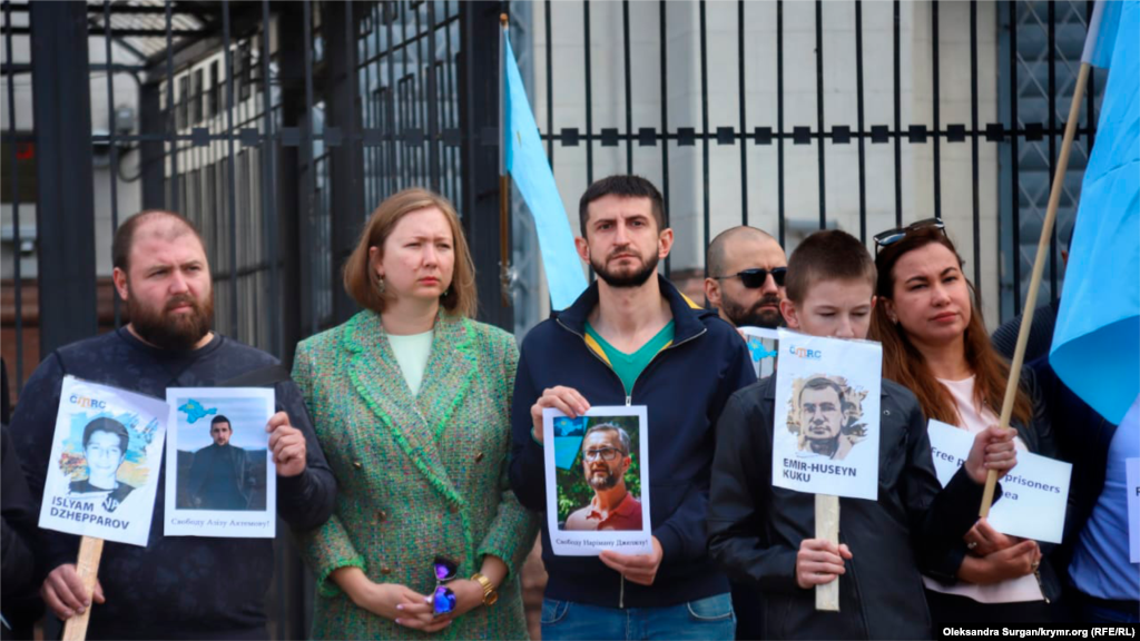 «Мы видим, как в Крыму фабрикуется новое уголовное дело. Уголовное дело по факту диверсий, которые сами оккупанты, скорее всего, и совершили. Не исключаю, что репрессии продолжатся, и мы увидим новый виток репрессий уже по отношению к представителям Меджлиса крымскотатарского народа, с представлением их в качестве «диверсантов». Вчера правозащитники подписали общее заявление по поводу похищения Наримана Джеляла и других крымских татар. Нам очень важно, чтобы международные представители также присоединились к этому заявлению», – сказала глава Крымской правозащитной группы Ольга Скрипник