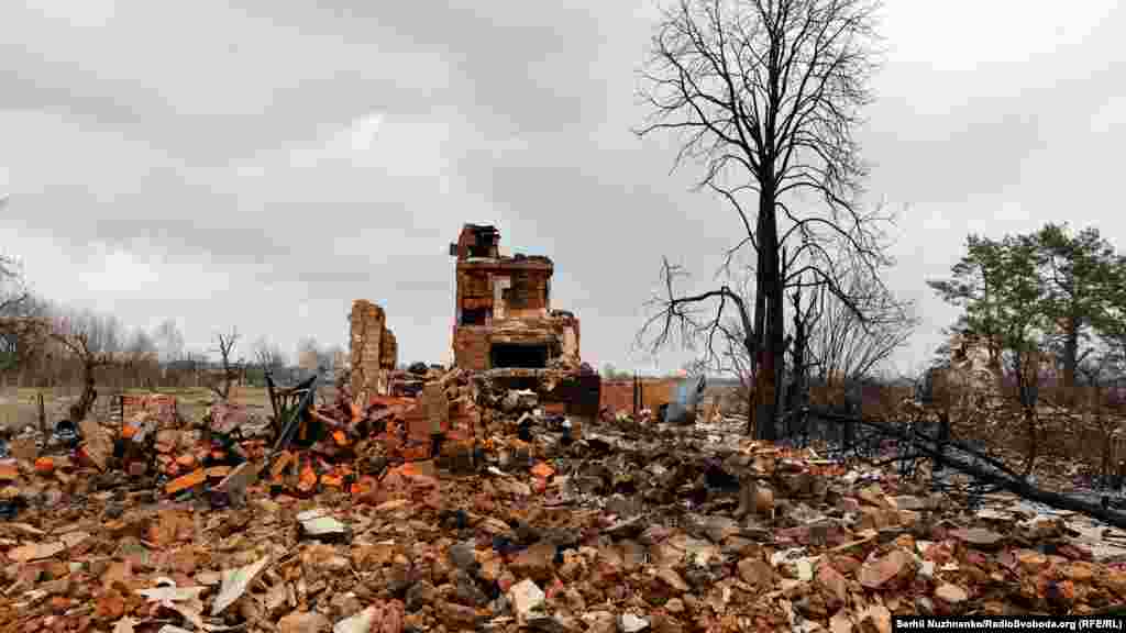 Знищені обстрілами будинки у звільненому від тимчасової російської окупації селі Кухарі, що на Київщині. 30 березня 2022 року