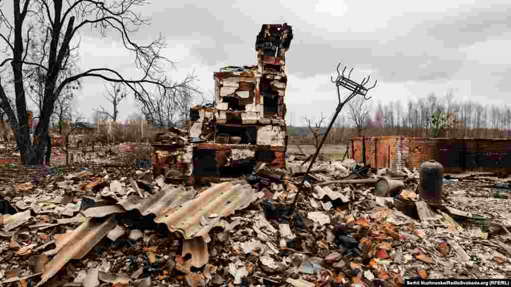 Знищені будинки у звільненому від тимчасової російської окупації селі Кухарі, що на Київщині. 30 березня 2022 року