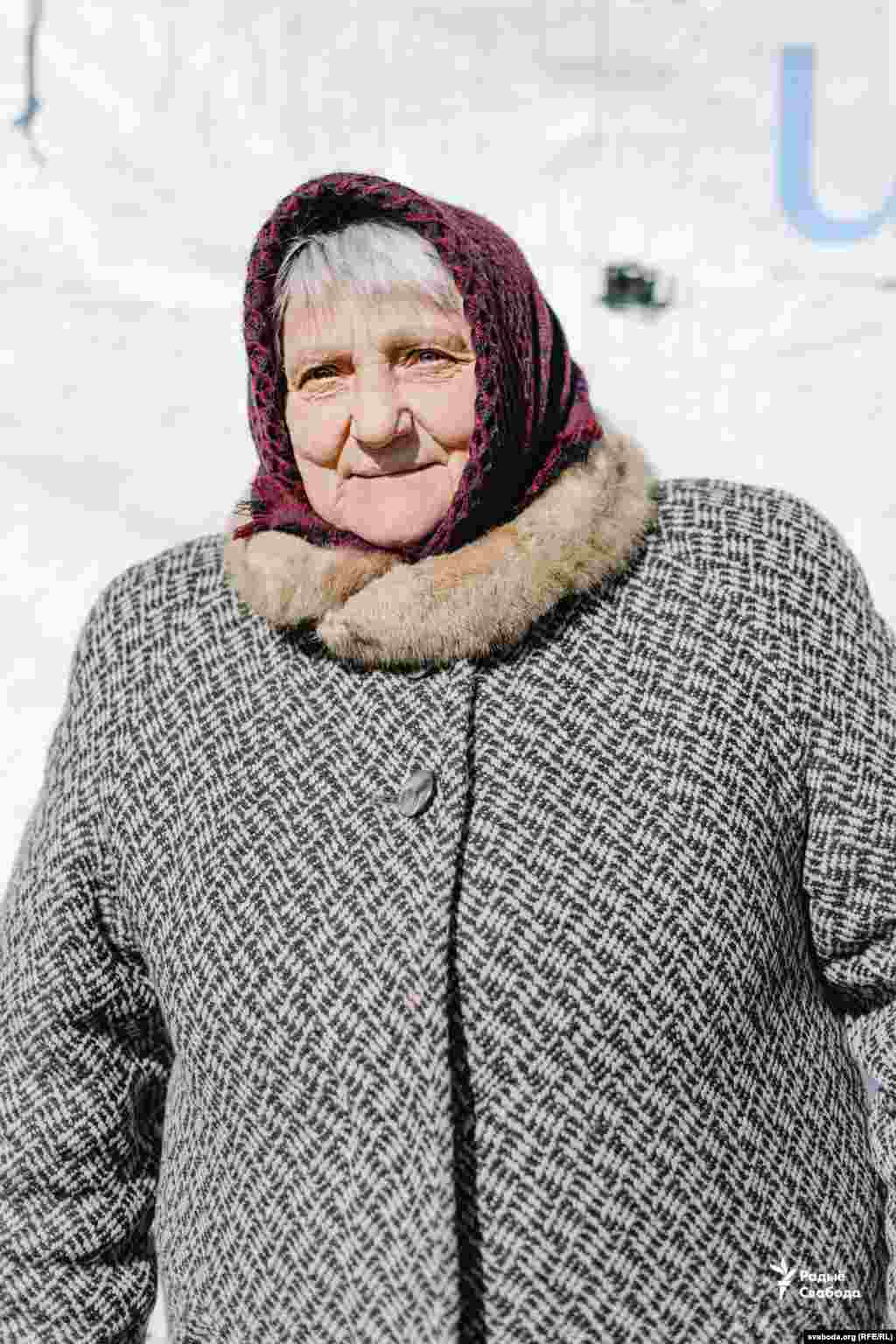 Марія, Сарни, Рівненської області «Мені 72 роки. Вся родина залишилася удома. Я йду одна. У Німеччині ми зустрінемося із племінницею. Дуже боляче, дуже тривожно. Без сліз неможливо. Вбивають маленьких дітей, руйнують будинки та лікарні. Це дуже важко…»