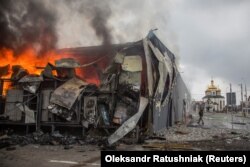 له کییف سره نېږدې په اېرپین سیمه کې تر بمبارۍ وروسته په یوه ودانۍ کې اور لګېدلی - د ۲۰۲۲ز کال د مارچ ۳۰مې انځور