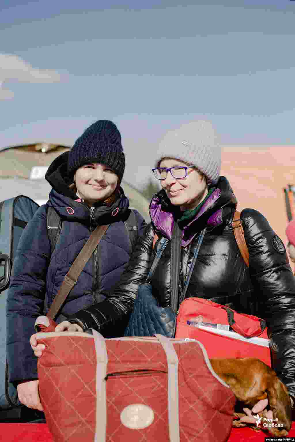 Оксана, Ксенія і пес Мотя, Охтирка, Сумська область «Ми п’ятий день у дорозі. Коли було останнє бомбардування, у нас вибило шибки. Навіть не від бомб, а від того, що летіли літаки. Не могли більше залишатися. Від 24 лютого майже весь час сиділи в підвалі. Було дуже холодно, він нічим не був обладнаний. Ксюша – скрипалька. Її вчитель музики порадив нам їхати до Львова. Але у Львові теж сирени, весь час здригаєшся. Подзвонили з Дортмунда, запропонували Ксюші навчання у музичній школі. Зараз це найголовніше. У музиці, якщо довго без тренувань, то це дуже погано».  