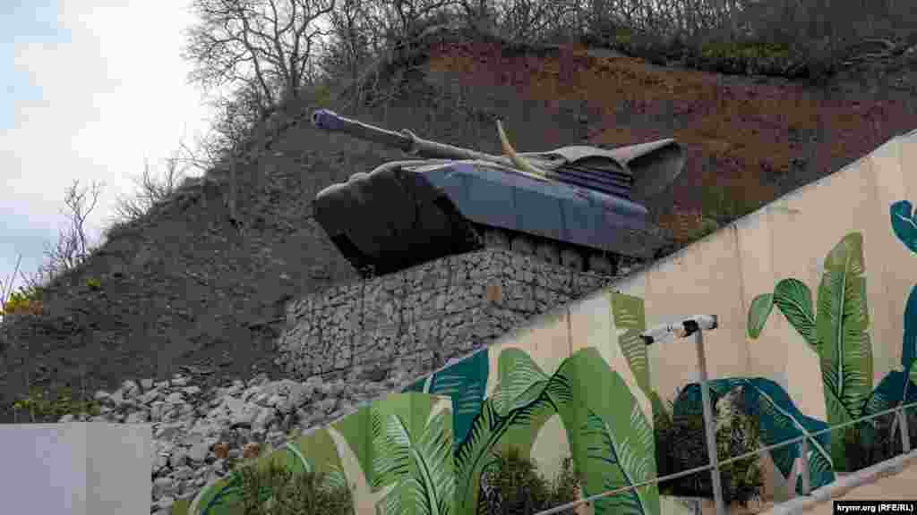 Настоящая списанная БМП (боевая машина пехоты), стилизированаая под слоника, у пансионата «Море» в Профессорском уголке. Алушта, 29 марта 2022 года