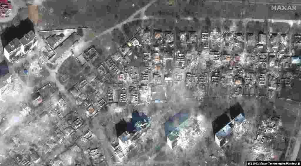 Тлеющие развалины жилого массива в Мариуполе в результате российских бомбардировок и обстрелов, 29 марта 2022 года. Satellite image ©2022 Maxar Technologies