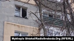 Через авіаудар у будинку поруч вилетіли шибки