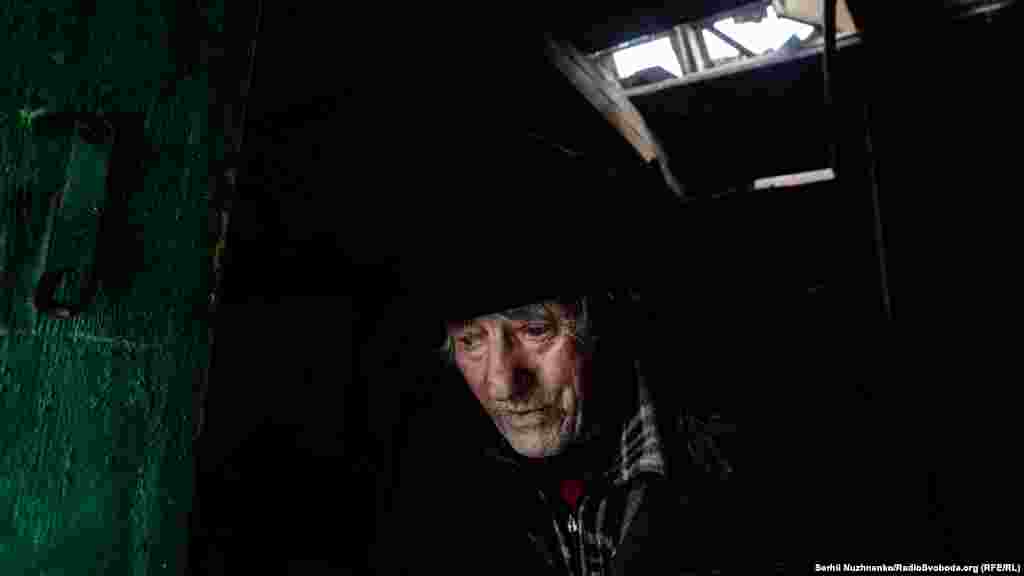 Дід Валентин не втримував сліз, коли полишав свій будинок під обстрілом російської армії 