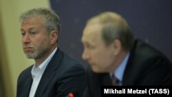 На Заході вважають, що особисті мотиви зі скасування санкцій переважають над «миротворчою» роллю Абрамовича