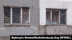 Через авіаудар у будинку поруч вилетіли шибки
