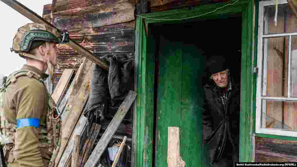 Український військовий вмовляє дідуся евакуюватись 