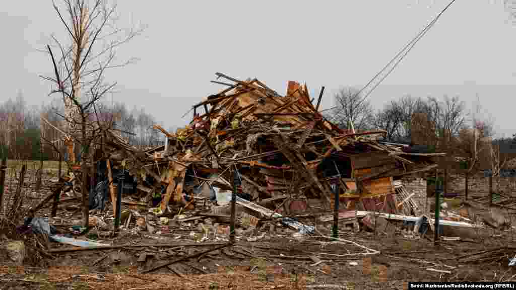 Зруйновані будинки в селі поблизу лінії фронту, 31 березня 2022 року