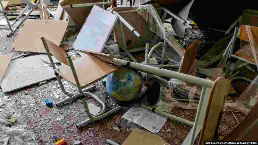 Наслідки російських обстрілів у місцевій школі села Кухарі, Київська область, 30 березня 2022 року  