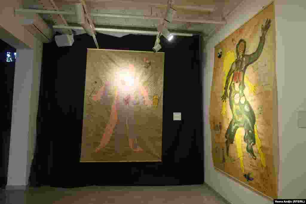 Progovara(j)mo” će biti postavljena od 2. do 8. oktobra, a ulaz je besplatan. Organizatori su na otvaranju istakli da je “došlo vreme da se u Srbiji govori o ratnom seksualnom nasilju“.  