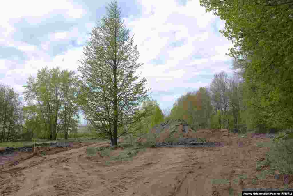 Лужайки, примыкающие к Ометьевскому лесу, оказались погребены под слоем грунта. Корреспондент "Idel.Реалий" поинтересовался у Антонова, почему землю не сваливали прямо на пустырь. Представитель генподрядчика объяснил: "Где у нас сейчас грунт лежит, там у нас будут дорожки. Дорожки, площадки… Вот грунт лежит – на месте грунта будет специальный карман, благоустроенный, из брусчатки, и там будут малые формы еще стоять. Дальше, следующая площадка, где у нас грунт заложен, там тоже будет большая площадка - называется "медуза" - такой, очень неправильной формы. Как раз край этой площадки будет повторять форму опушки леса".  