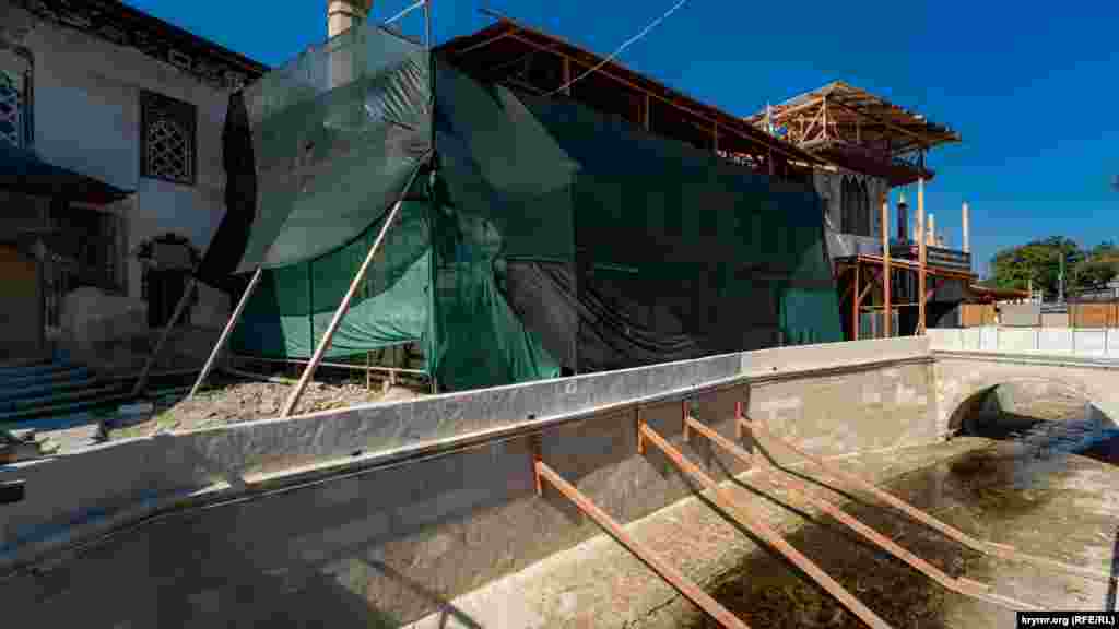 Уже после завершения реставрационно-ремонтных работ зимой 2022 года было обнаружено смещение стены Графского корпуса. Остановить дальнейшее разрушение стены, а также опорной стенки набережной Чурук-Су удалось поддерживающими контрфорсами. Сколько времени архитектурный памятник будет на таких «костылях» – неизвестно