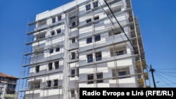 Gradilište stambene zgrade u ulici Luja Braja u Severnoj Mitrovici, jul 2022.