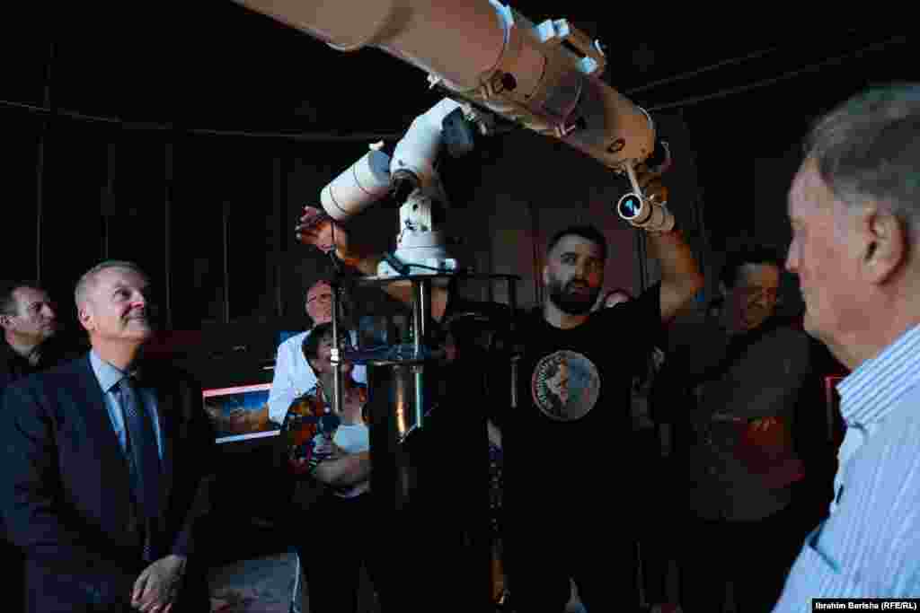 Opservatorija ima centralni optički teleskop, solarni teleskop i meteorološku stanicu.  