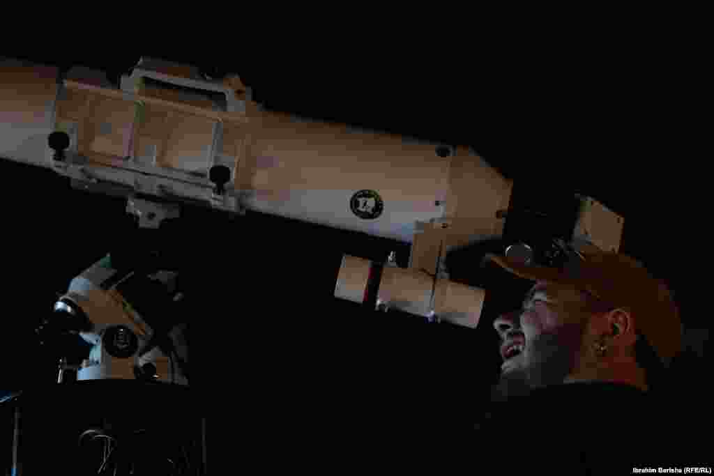 Posetilac gleda kroz teleskop koji se nalazi u opservatoriji Prištine. Ovaj teleskop je tipa Meade.  