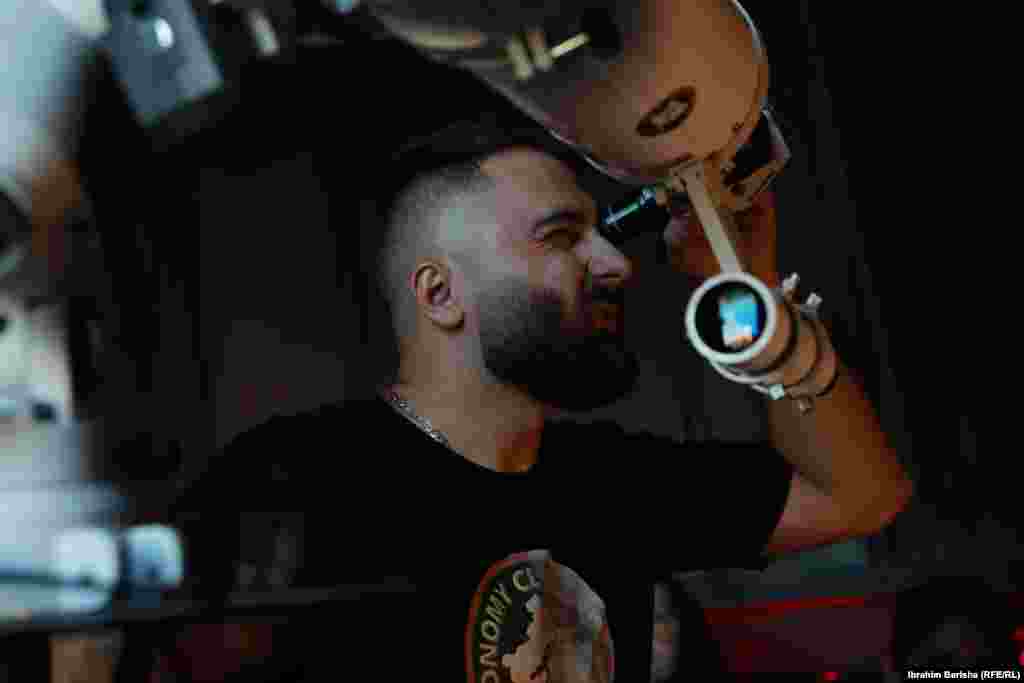 Posetilac gleda kroz teleskop koji se nalazi u Prištinskoj opservatoriji. Kada je ova Opservatorija prvi put otvorena 1977. godine, koristila je sovjetski teleskop, ali danas postoji teleskop američke proizvodnje.  